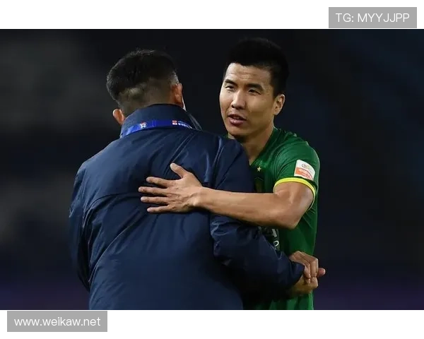 张家齐热身像走红毯，金链限量鞋一应俱全，球迷都在看造型不是看球