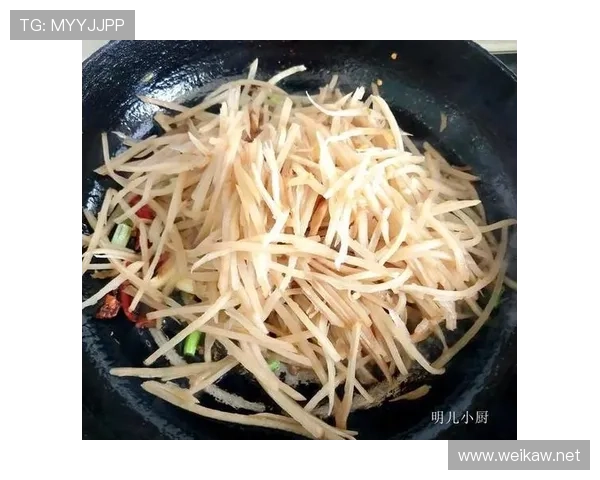 易建联家里冰箱贴都是NBA球队logo，但早餐只吃白粥配咸菜