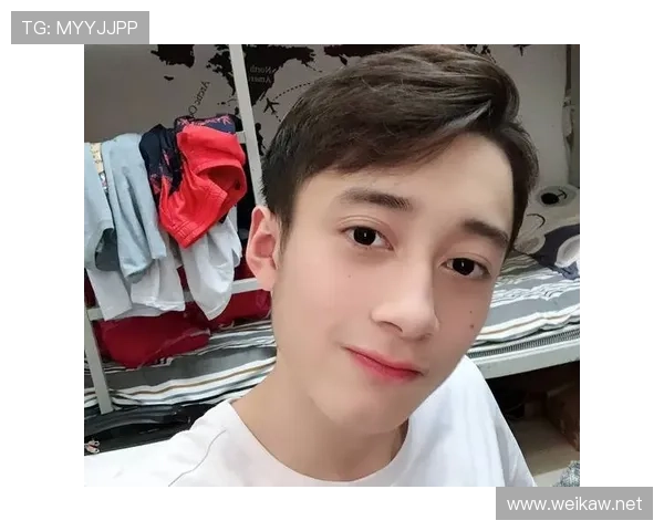 练俊杰今天这身打扮，是要直接去跟明星抢饭碗吗？